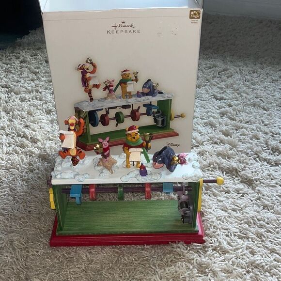 2006 Hallmark QFM4486 "Pooh Bells" Winnie the Pooh Display Piece